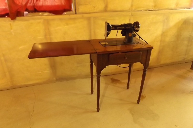 lot 109 image: Working Antique Singer Sewing Machine