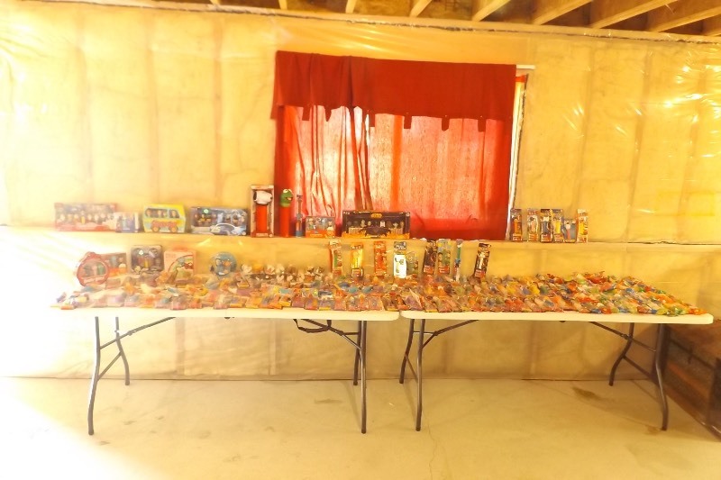 lot 119 image: MASSIVE Lot of Collectible New Pez
