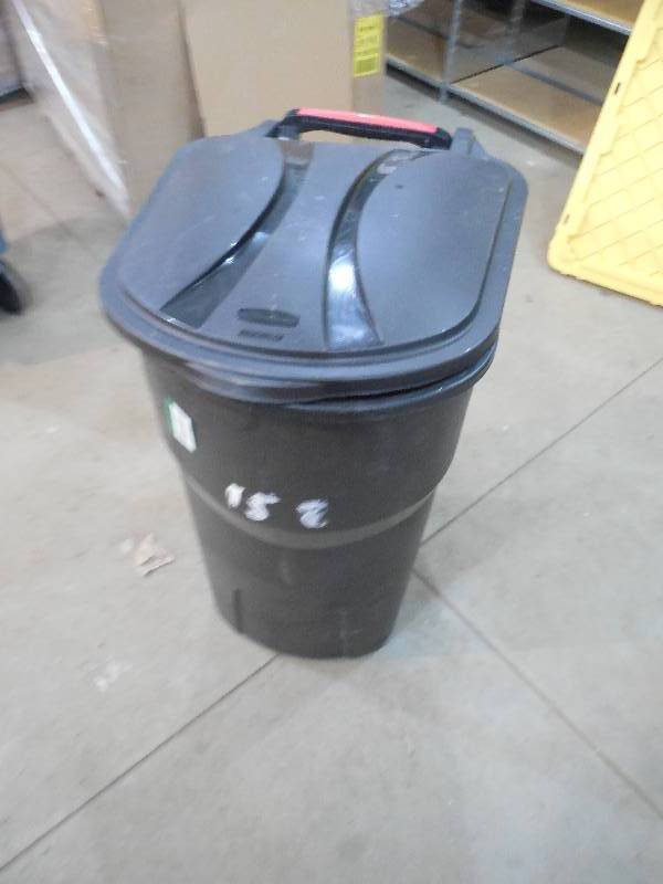 lot 74 image: RUBBERMAID 45 GALLON TRASH CAN