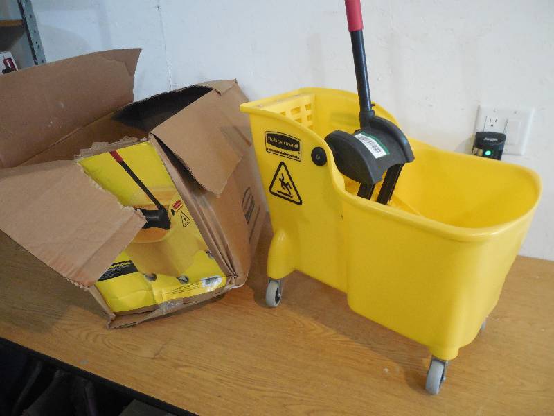 lot 98 image: Rubbermaid Commercial Products 31 qt. Tandem Mop Bucket
