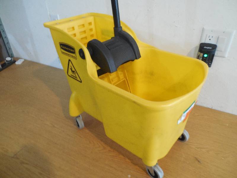 lot 101 image: Rubbermaid Commercial Products 31 qt. Tandem Mop Bucket