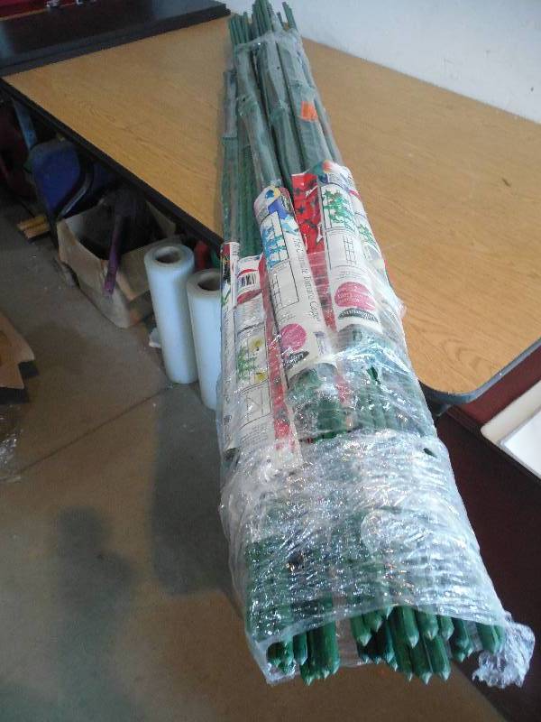 lot 104 image: (12) Gardeners Blue Ribbon Ultomato Tomato Plant Cage