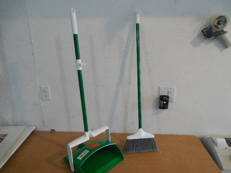 lot 115 image: Libman Lobby Broom and Dustpan
