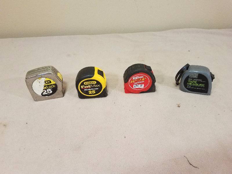 lot 29 image: Mixed Tape Measure Lot #3