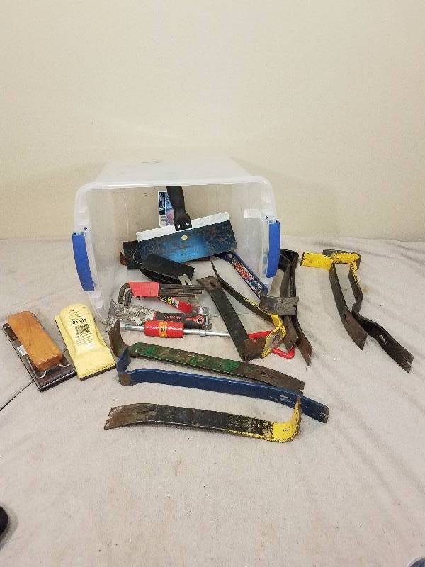 lot 96 image: Mixed Bin of Crow Bars and extras