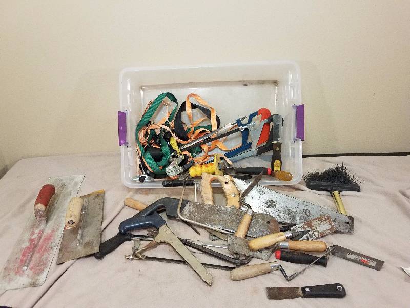 lot 97 image: Mixed bin of hand tools