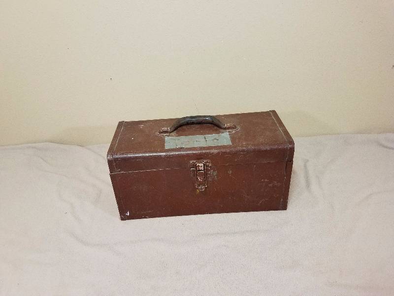 lot 116 image: Metal Vintage Tool Box