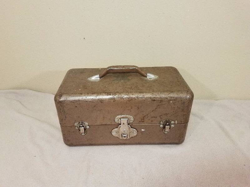 lot 118 image: Vintage Metal 2 Shelf Tackle Box