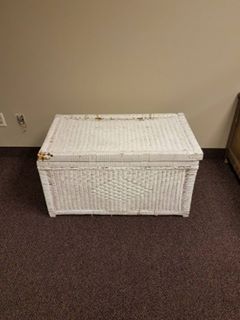lot 5 image: Wicker Storage Chest