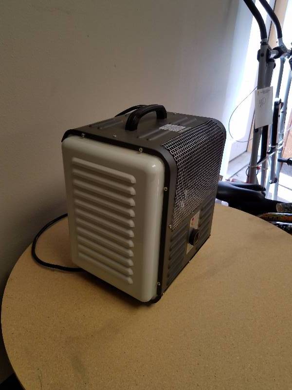 lot 4 image: 4000 BTU Comfort Zone Garage Heater Portable