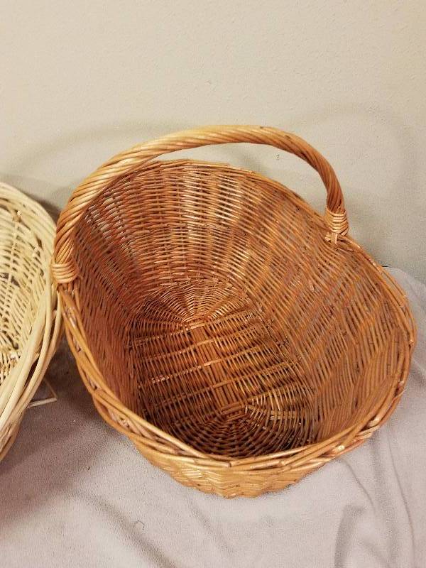 lot 7 image: Wicker Hamper and Baskets