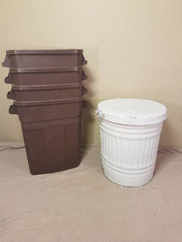 lot 186 image: 5 Trash Cans