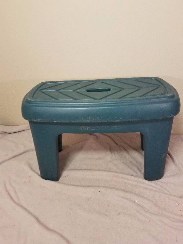 lot 187 image: Heavy Duty Plastic Step Stool