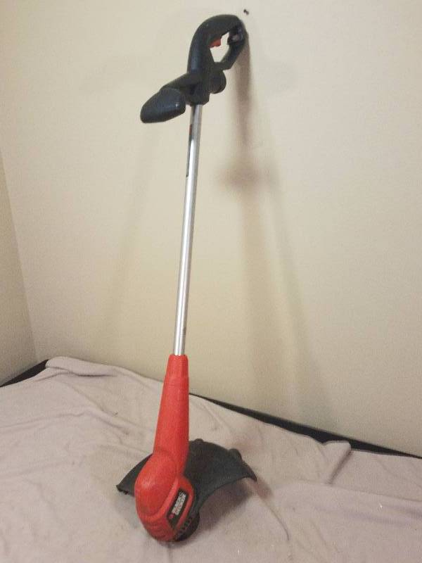 lot 192 image: Black and Decker electric Weed trimmer
