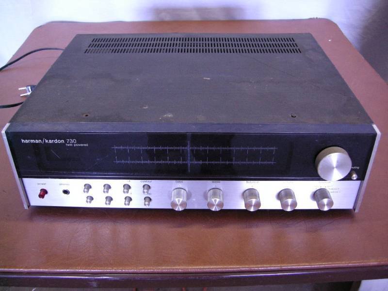 lot 17 image: Harmon Kardon 720 Receiver
