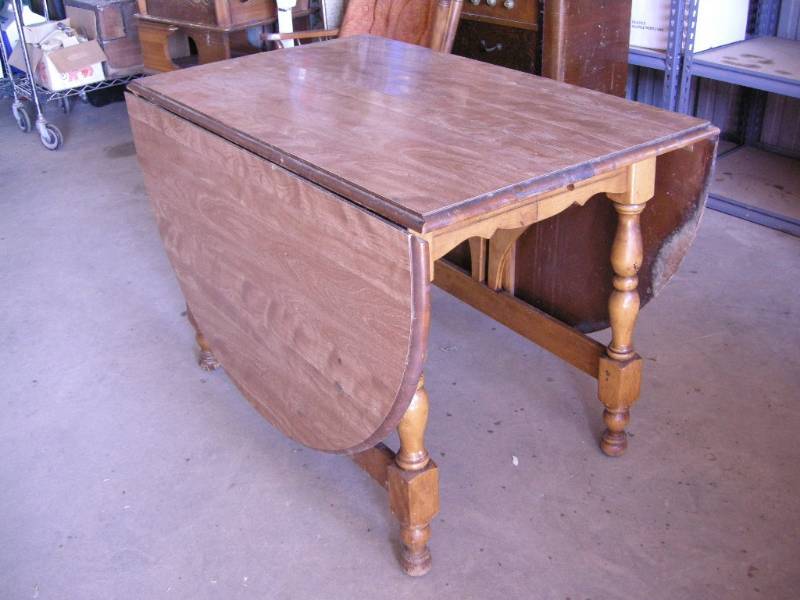 lot 9 image: Vintage Drop Leaf Dining Table