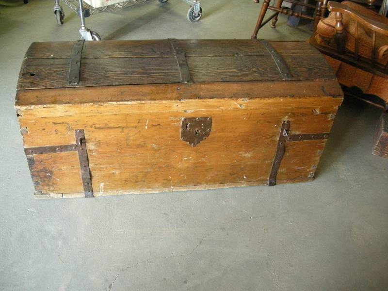 lot 3 image: Antique Oversize Trunk