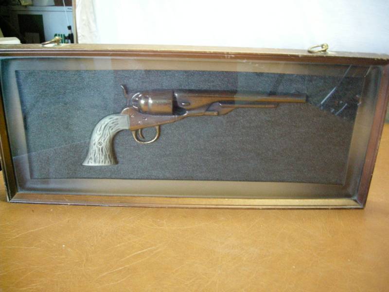lot 74 image: Vintage Western Pistol Wall Hanger