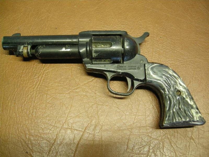 lot 76 image: Vintage Crosman CO2 Pistol