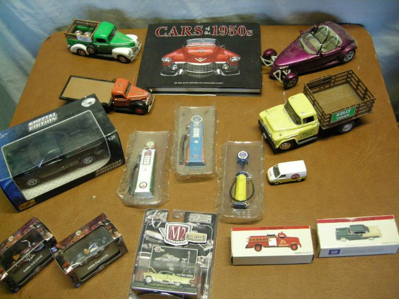 lot 77 image: Group Diecast Cars and Books