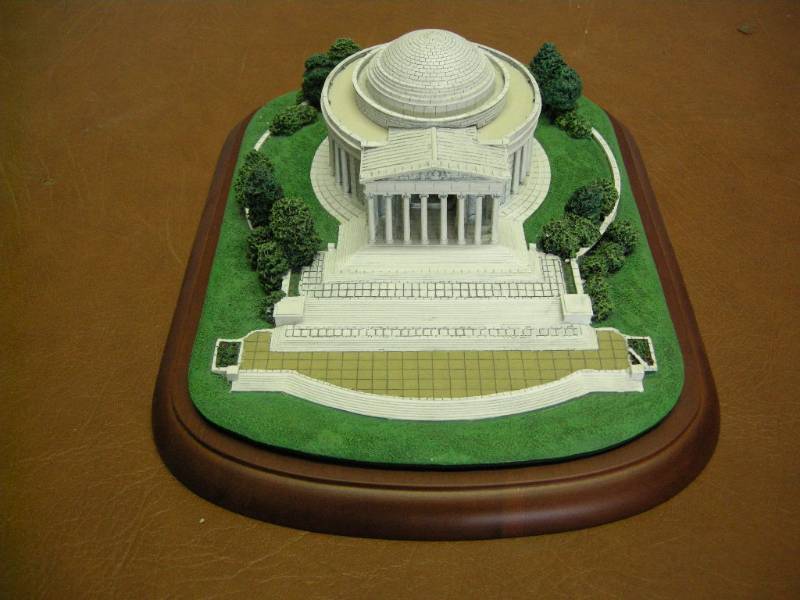 lot 83 image: Danbury Mint Jefferson Memorial