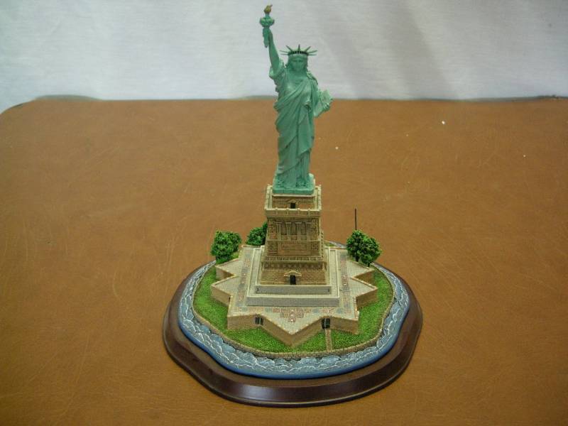 lot 84 image: Danbury Mint Statue of Liberty