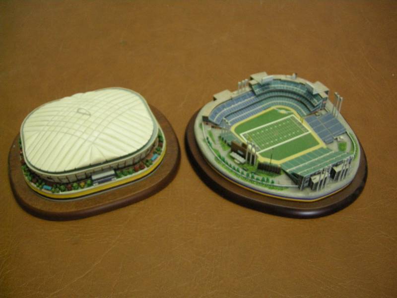 lot 85 image: Danbury Mint Vikings Stadiums