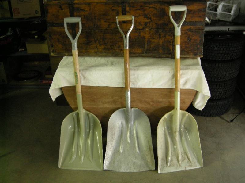 lot 99 image: 3 Scoop Shovels