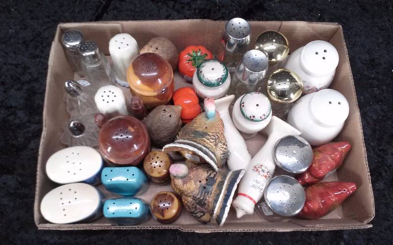 Lot - Salt & Pepper Shakers