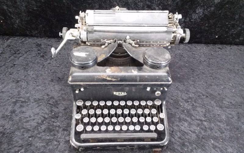 Vintage ROYAL Typewriter