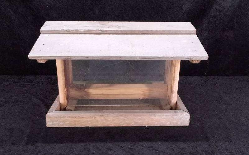 Cedar Birdfeeder