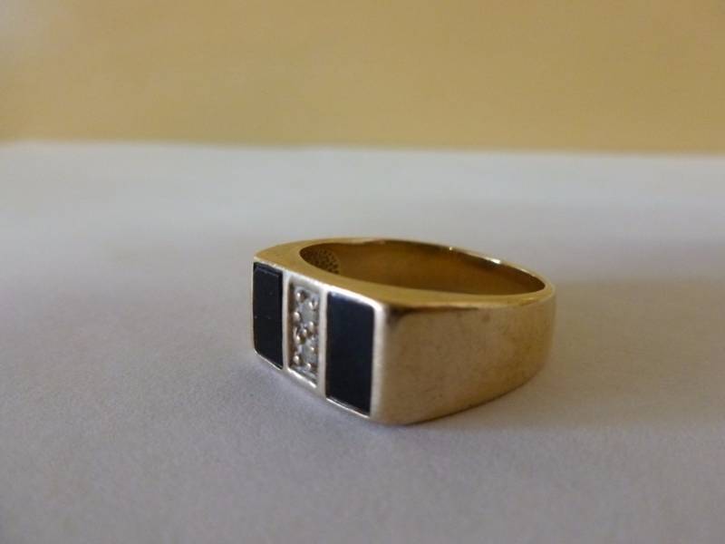 lot 2 image: Mens Gold Ring