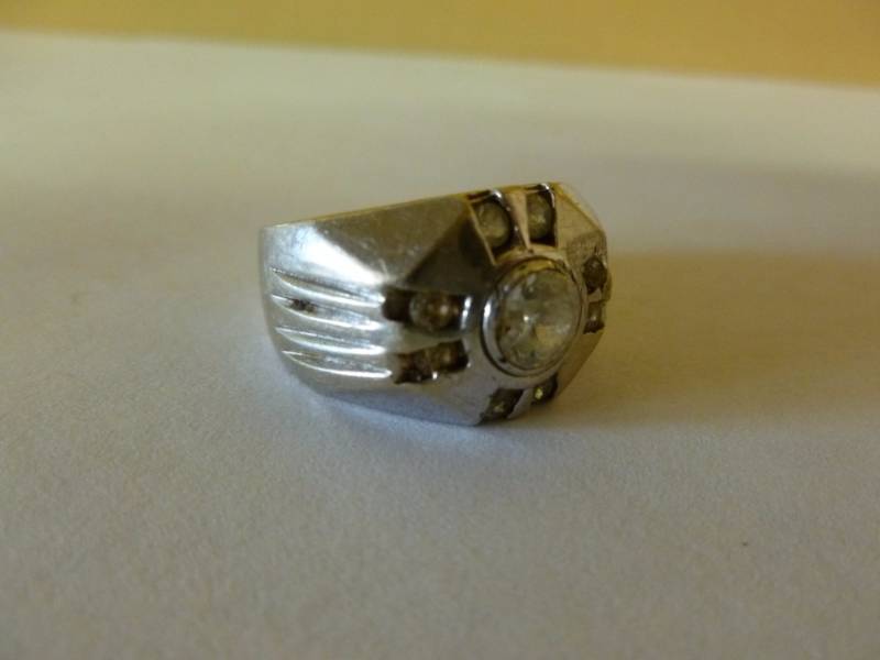 lot 3 image: Mens Gold Ring