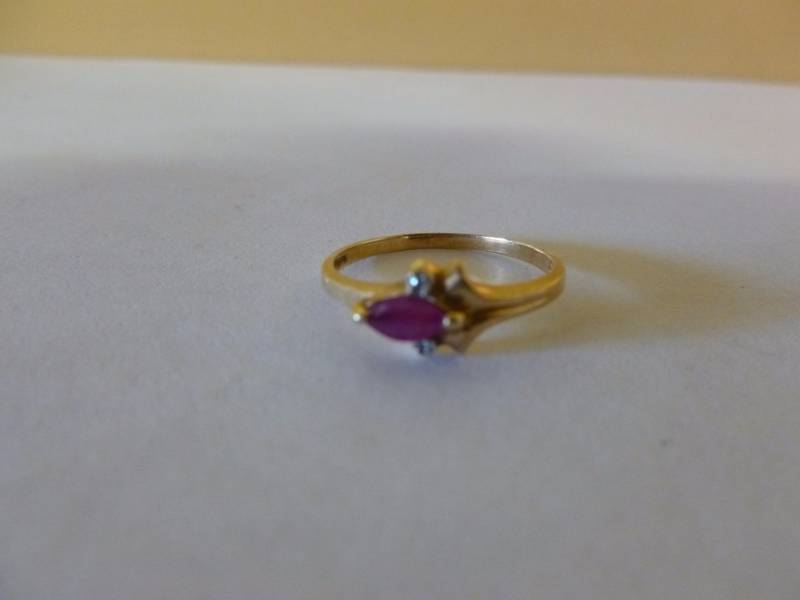 lot 4 image: Ladies Gold Ring