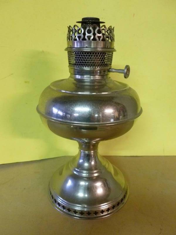 lot 18 image: Antique Oil Lamp