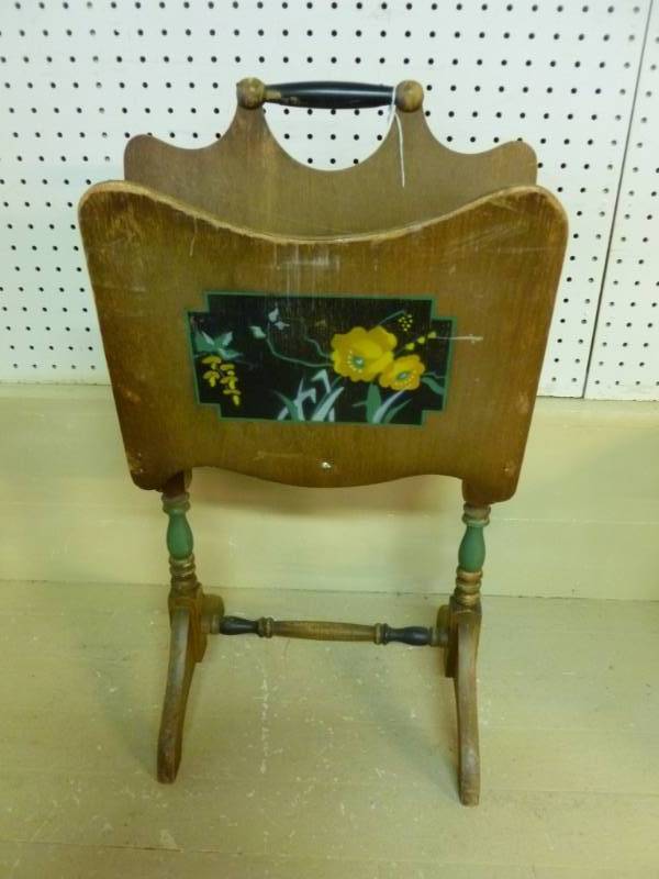 lot 32 image: Vintage Magazine Stand
