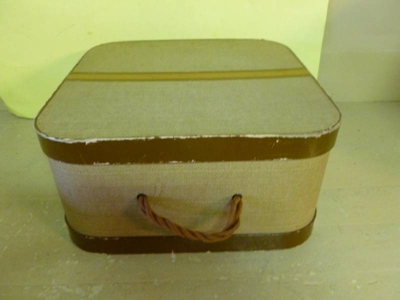 lot 33 image: Vintage Hat Box