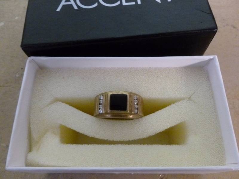 lot 65 image: Mens Ring
