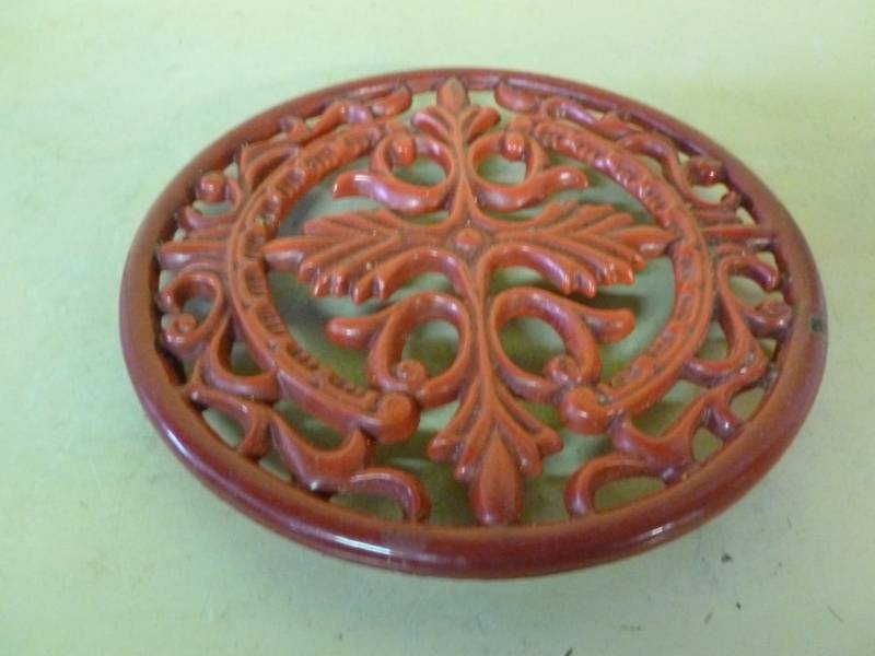 lot 108 image: Cast Iron Trivet