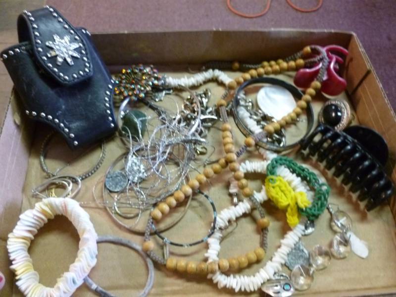 lot 142 image: Jewelry