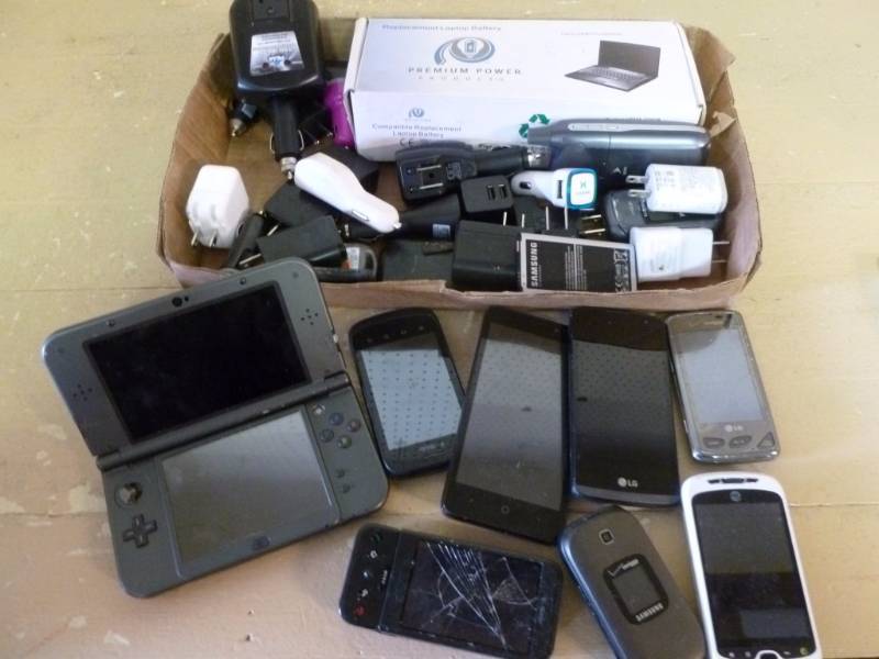 lot 185 image: Cell Phones