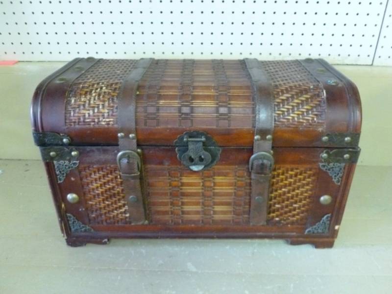 lot 195 image: Keepsake Trunk