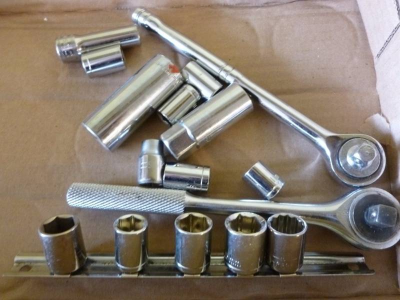 lot 214 image: Sockets