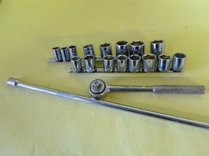 lot 219 image: Sockets