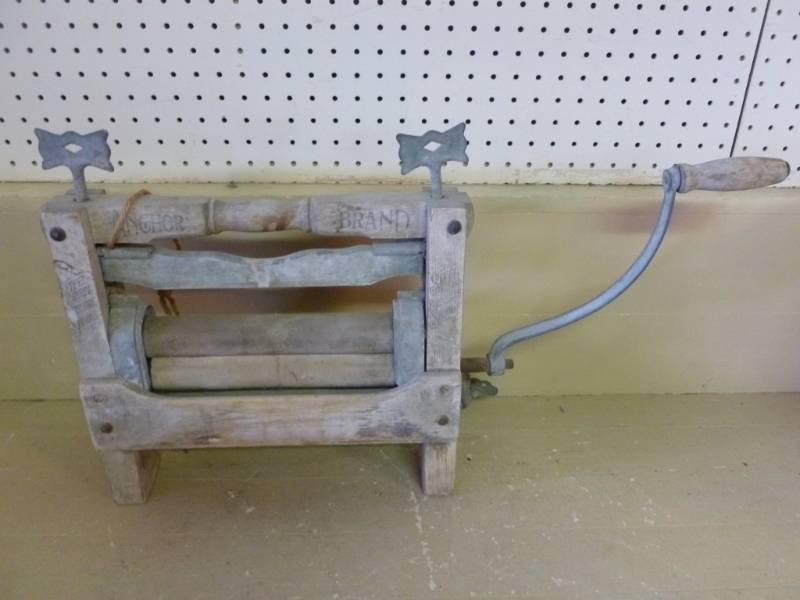 lot 259 image: Antique Clothes Wringer