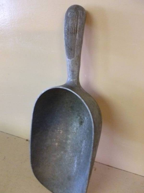 lot 264 image: Vintage Flour Scoop
