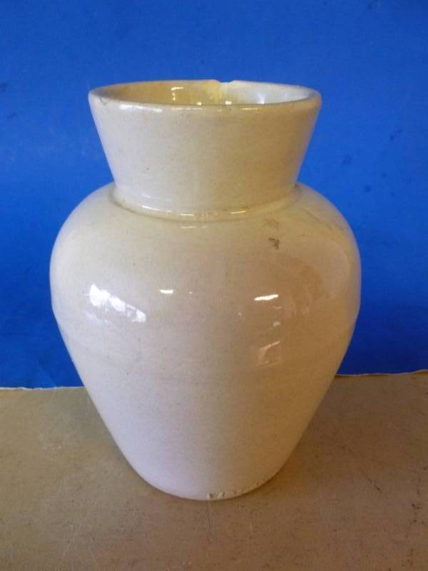 lot 275 image: Vintage Snuff Crock