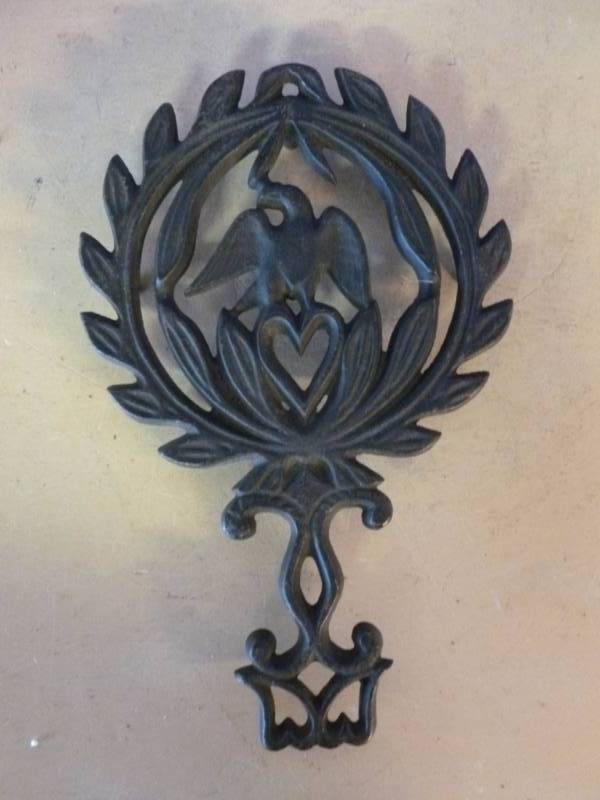 lot 280 image: Cast Iron Trivet