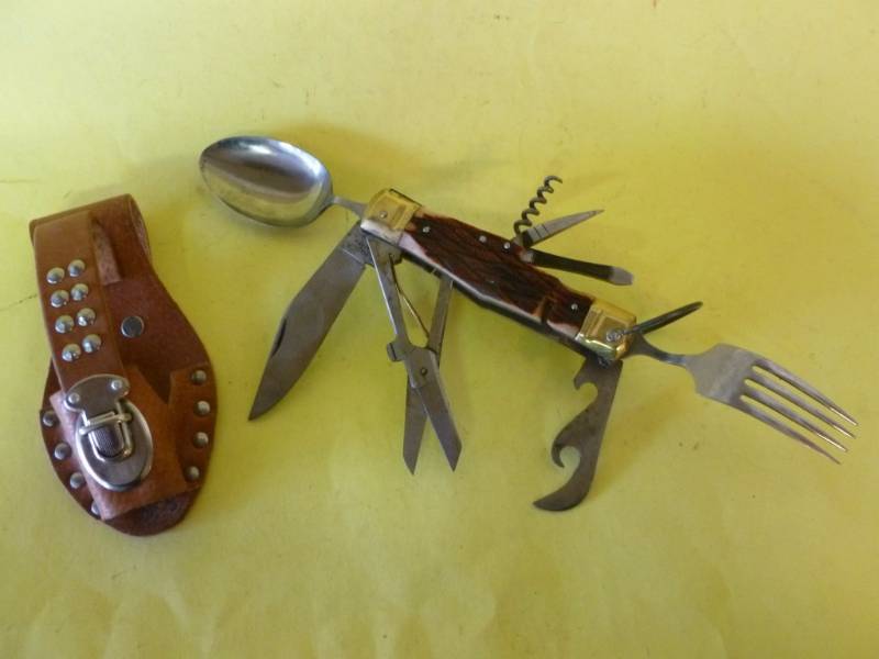 lot 298 image: Vintage Camping Knife
