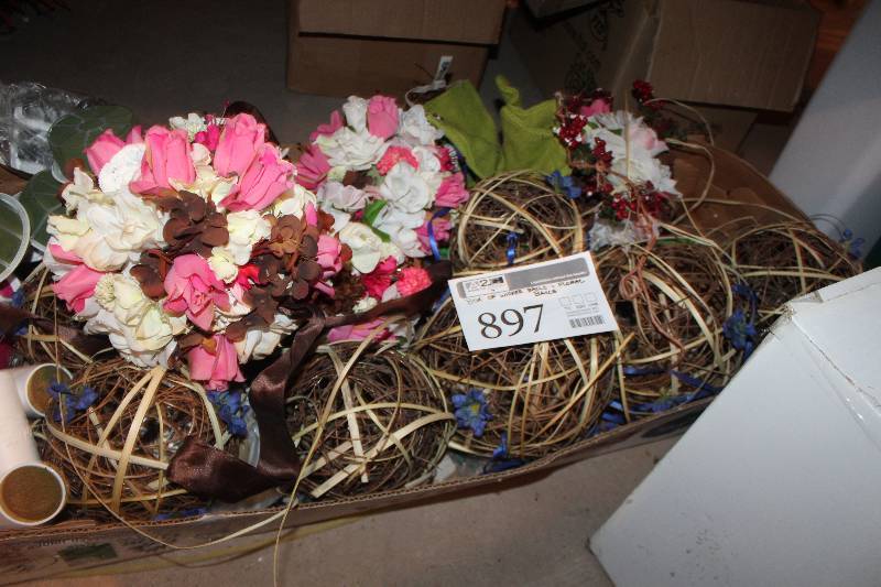 lot 897 image: Box of Wicker Balls & Floral Balls